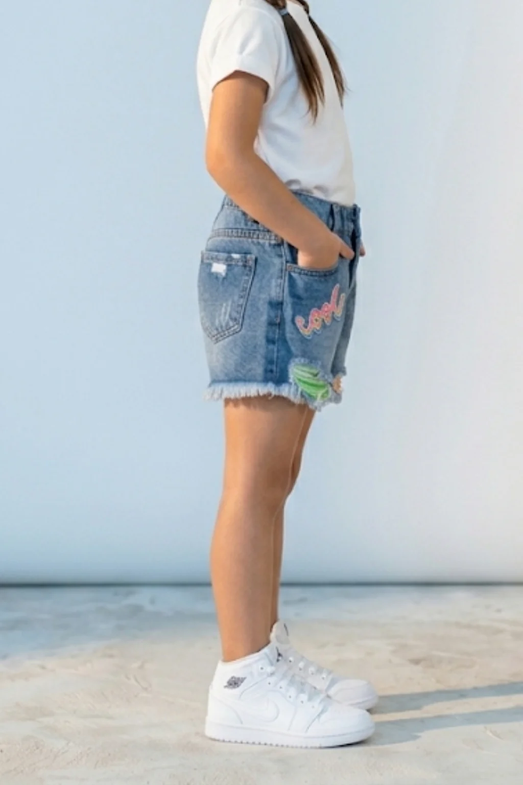 Light Blue Denim Shorts with Frayed Hem H981 - Image 3