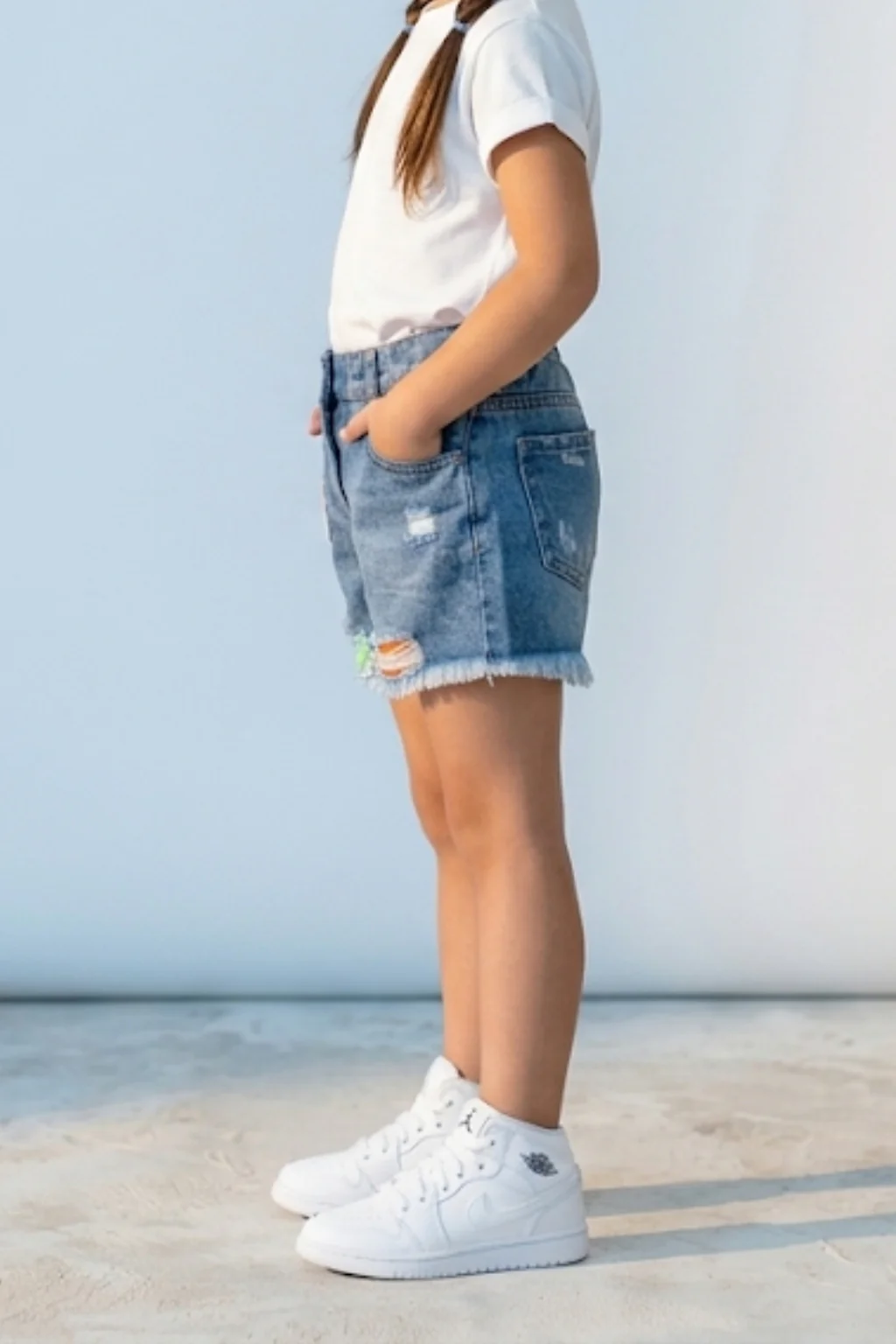Light Blue Denim Shorts with Frayed Hem H981 - Image 4